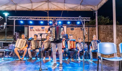 Armonike zad Kaštela