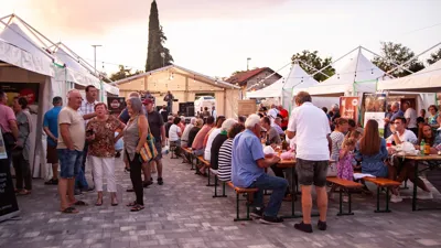 Ljetni noćni sajam S klobasicom u EU